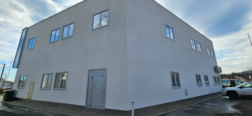 čiščenje fasade poslopja