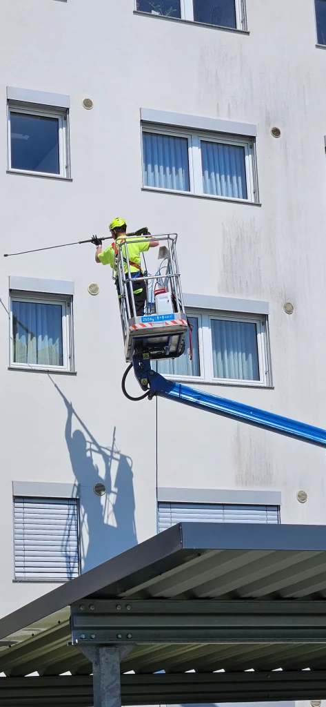 čiščenje fasade poslopja
