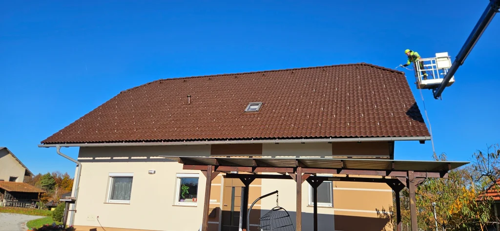 prebarvana streha hiše