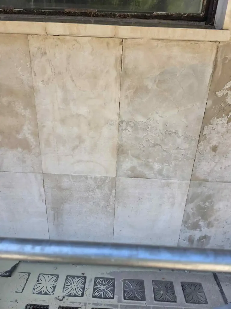 Fasada po odstranjevanju grafita s peskanjem.