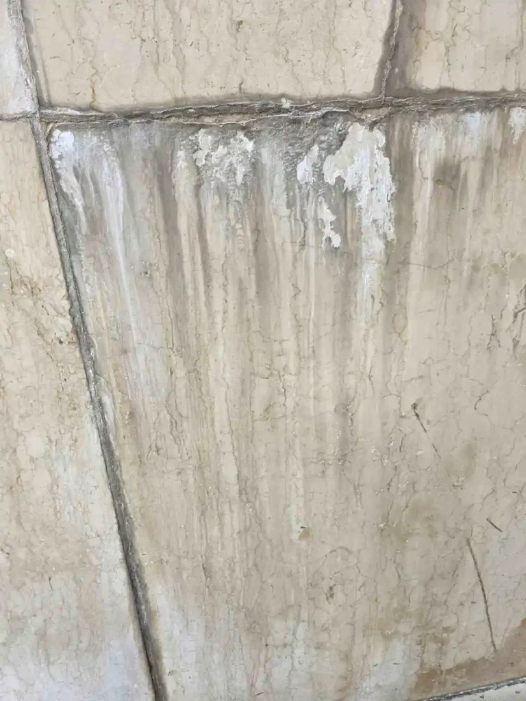 Betonska površina pred čiščenjem s peskanjem.