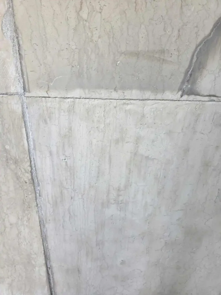 Betonska površina po čiščenju s peskanjem.