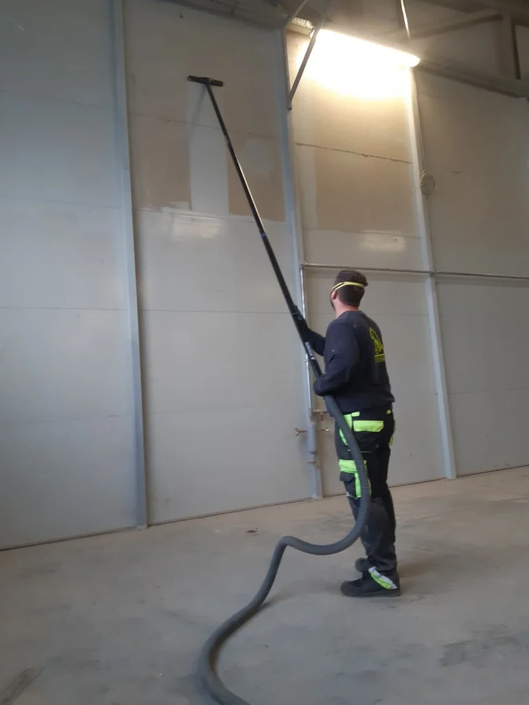 Odstranjevanje industrijskega prahu v proizvodni hali.